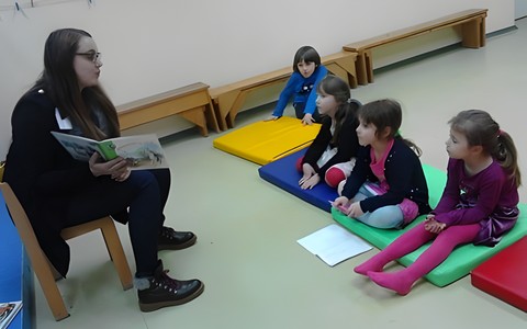 pani bibliotekarka czyta książkę dzieciom