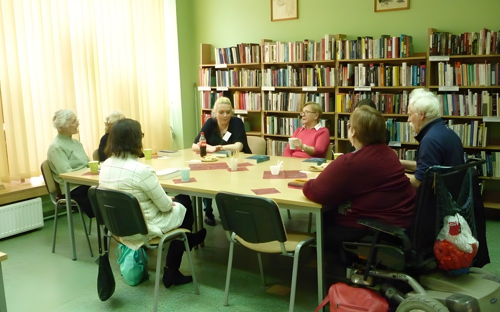 Na zdjęciu uczestnicy rozmawiają o książce