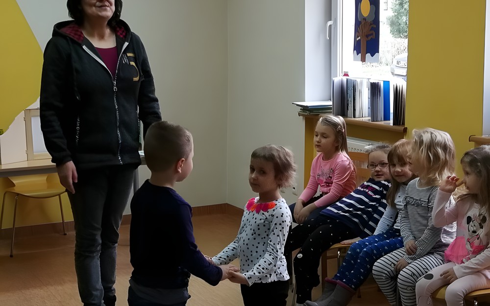 Dzieci rozpoczynają zabawę JA I TY - TO MY.