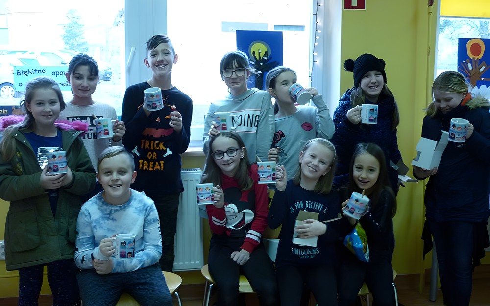 Grupowe zdjęcie uczestników ferii w bibliotece