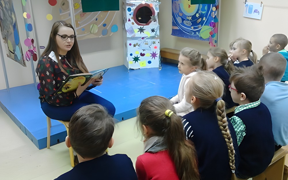 Pani bibliotekarka czyta książkę dzieciom