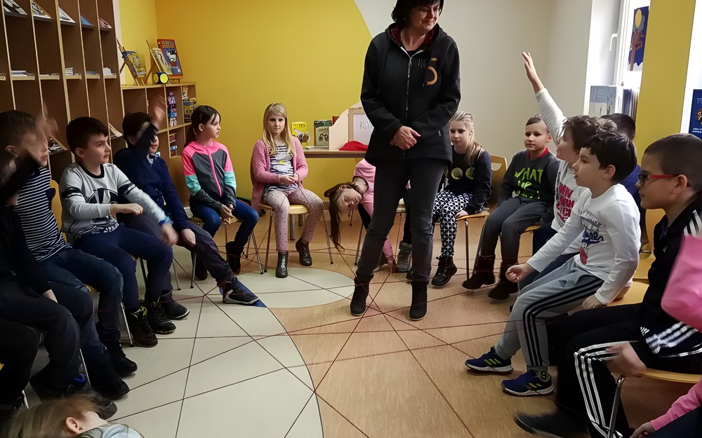 Dzieci tworzą pajęczynę przyjaźni