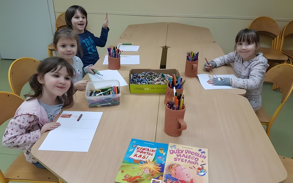 Dzieci wykonują prace plastyczne