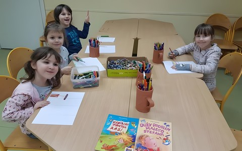 Dzieci wykonują prace plastyczne