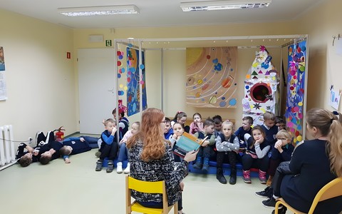 Bibliotekarka czyta dzieciom książkę