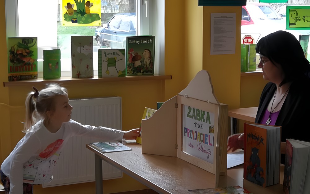 Rozpoczynamy zajęcia z pierwszakami - głośne czytanie w teatrzyku kamishibai