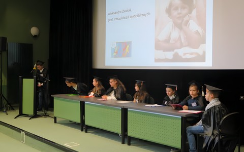 Młodzi profesorowie podczas powiatowej dziecięcej sesji naukowej „Wandalia Chotomistyczne, czyli o Wandzie Chotomskiej”