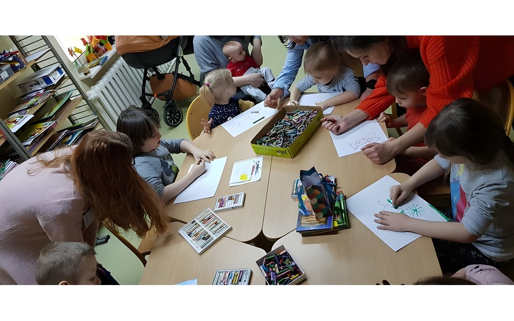 Dzieci tworzą prace plastyczne