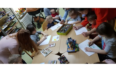 Dzieci tworzą prace plastyczne