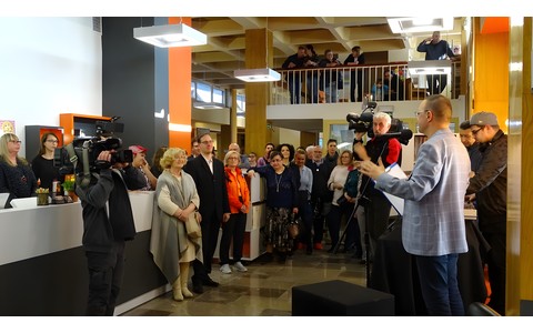 Publiczność zgromadzona na otwarciu Mediateki. Dyrektor KBP, Dariusz Pawlikowski wita przybyłych (jest zwrócony bokiem do widza)