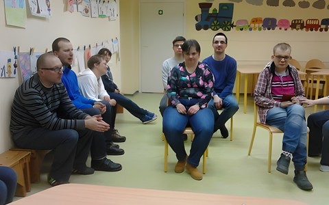 Podopieczni słuchają bajki