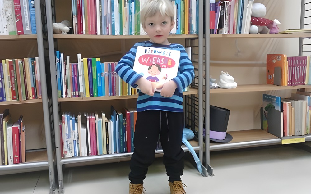 Chłopiec z książką