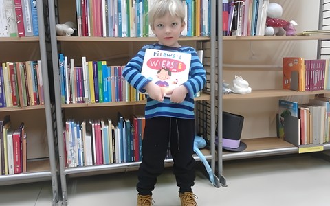 Chłopiec z książką