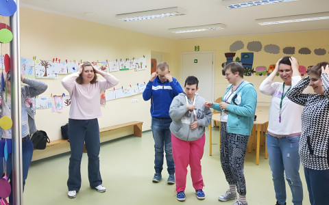 Uśmiechnięci uczestnicy podczas zajęć.