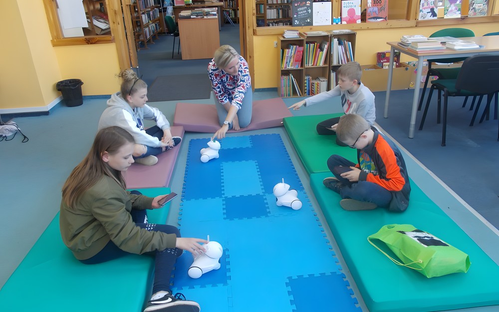 Bibliotekarka prowadzi zajęcia z robotyki