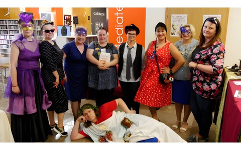 Pracownicy Koszalińskiej Biblioteki Publicznej podczas Włoskiej Nocy w Bibliotece