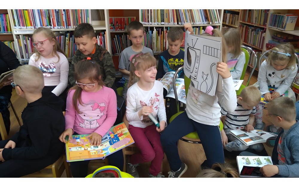 Dzieci ogladają książki