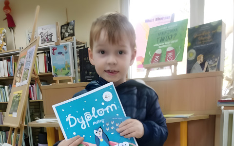 Chłopiec trzymający Dyplom