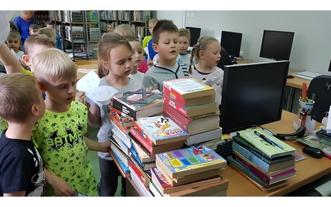 Dzieci poznają bibliotekę.