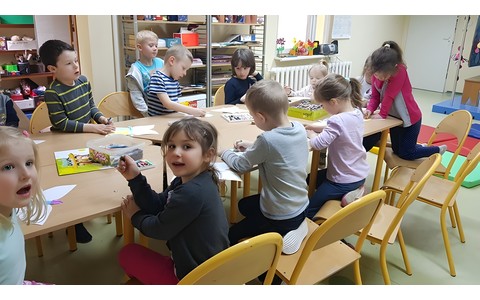 Dzieci tworzą prace plastyczne