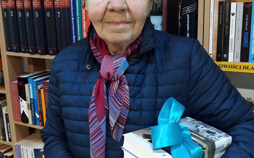 Pani Aleksandra pozuje do zdjęcia.