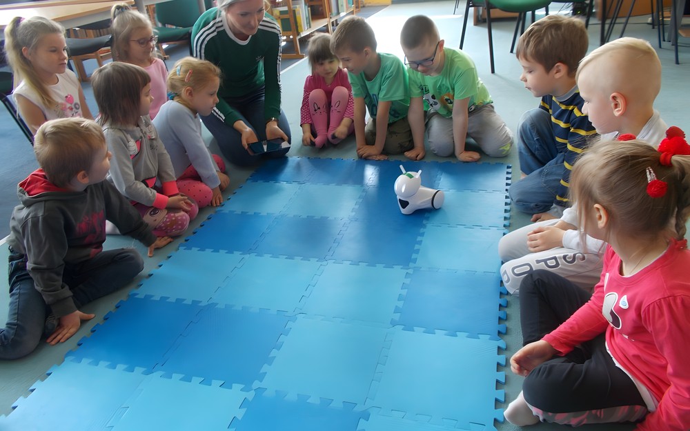 Dzieci obserwują ruchy Photona