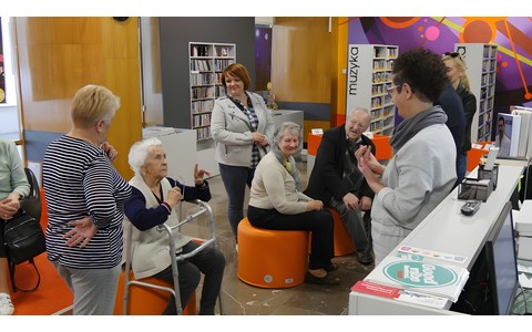 Podopieczni Dziennego Domu "Senior Wigor" i i Domu Pomocy Społecznej przy ul. Teligii w Koszalinie z wizytą w Mediatece.