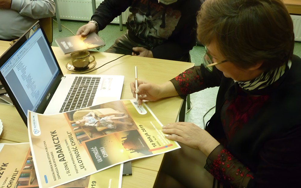 autorka podpisuje swój plakat