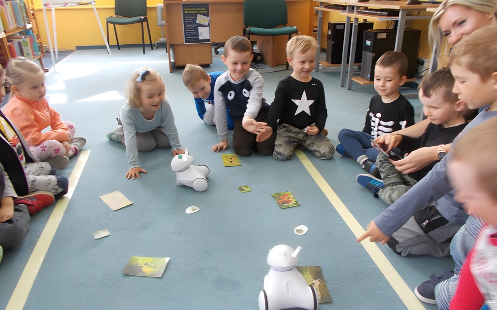 Przedszkolaki podczas zabawy robotami