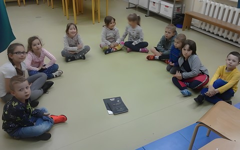 Dzieci podczas czytania