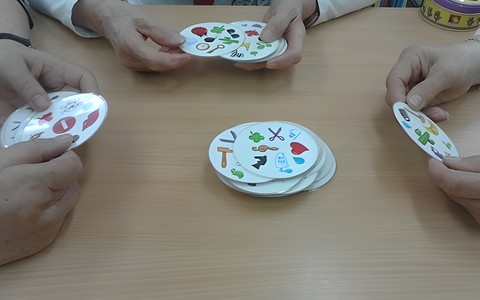 Panie w czasie gry w Dobble