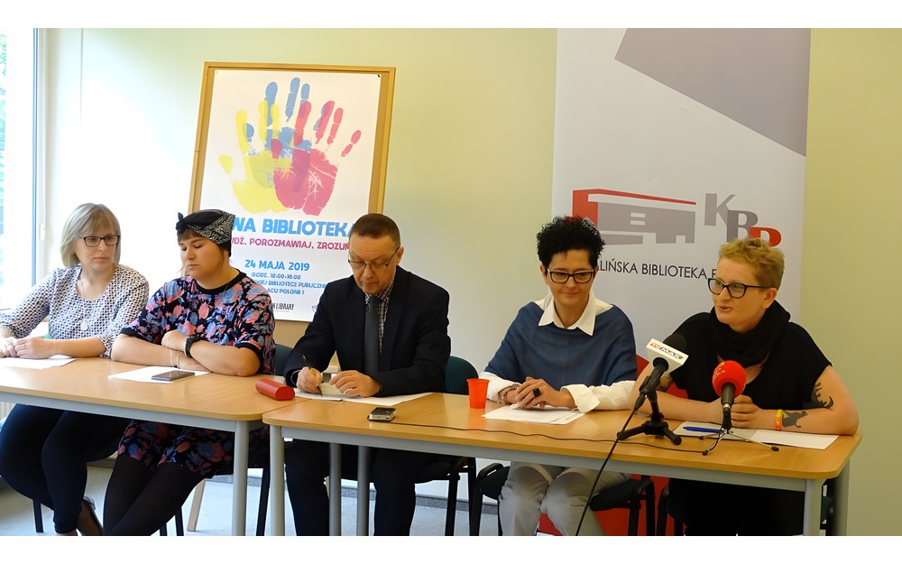 Organizatorzy Żywej Biblioteki. Od lewej: Bogusława Kałuzna, Barbara Wysmyk, dyrektor KBP - Dariusz Pawlikowski, Małgorzata Weiss, Magdalena Młynarczyk