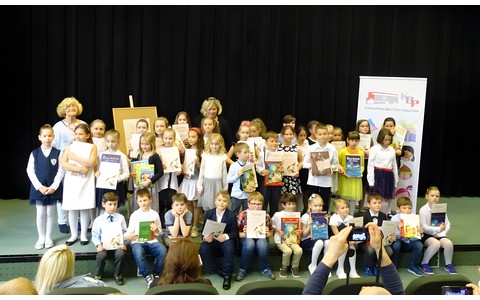 Wspólne zdjęcie uczestników 51. Regionalnego Turnieju Recytatorskiego Ptaki, ptaszki i ptaszęta polne" 2019