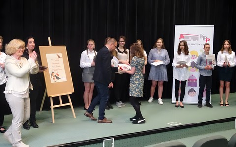 Wręczanie nagród przez dyrektora KBP, Dariusza Pawlikowskiego uczestnikom turnieju