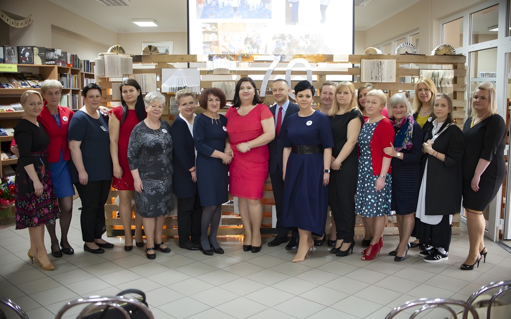 Bibliotekarki jubilatki z Biesiekierza wraz z gośćmi z bibliotek powiatu koszalińskiego