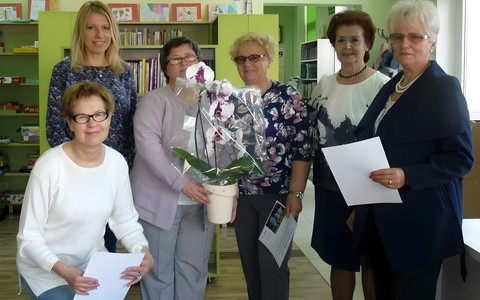 Uczestniczki kursu komputerowego wraz z prowadzącą oraz wicedyrektorką KBP