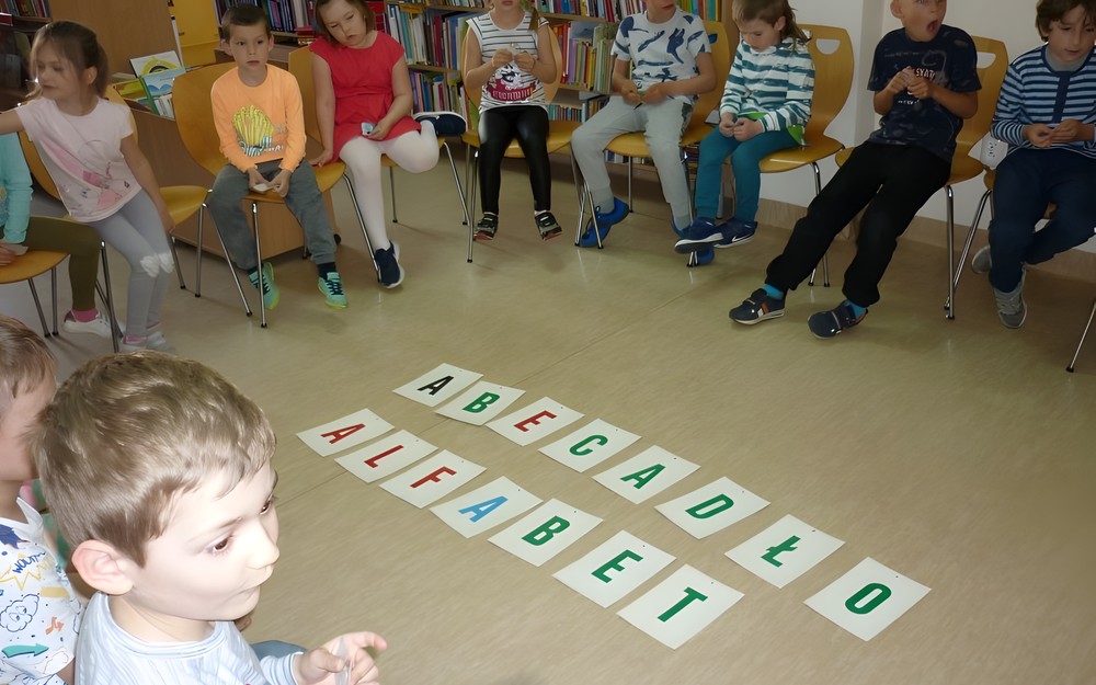 Dzieci siedzą na krzesełkach - rozpoczynamy zajęcia