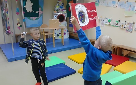 Dzieci grają w koszykówkę