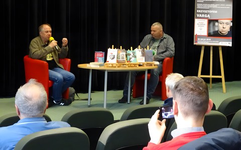 W głębi od lewej: Krzysztof Varga, prowadzący spotkanie red. Piotr Pawłowski. Na pierwszym planie zgromadzona publiczność.
