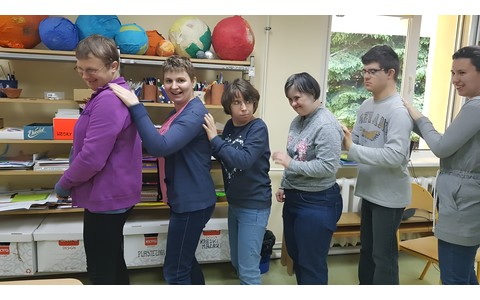 uczestnicy tańczą do piosenki.