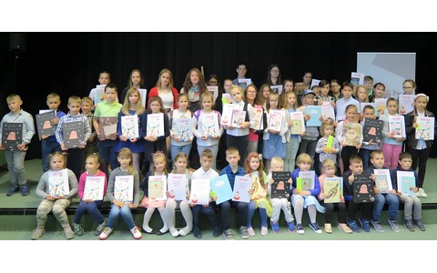 Najlepsi młodzi czytelnicy powiatu koszalińskiego pozują do zdjęcia zbiorowego