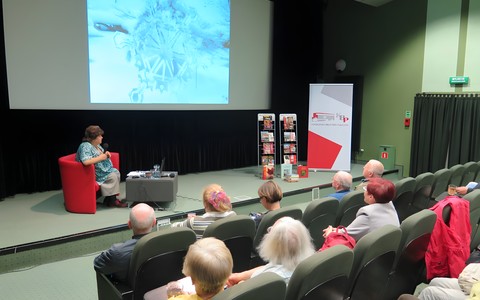 Barbara Li-Przywara - Przewodnicząca Towarzystwa Przyjaźni Polsko-Chińskiej Oddział w Koszalinie opowiada o Chinach, przed nią zgromadzona publiczność