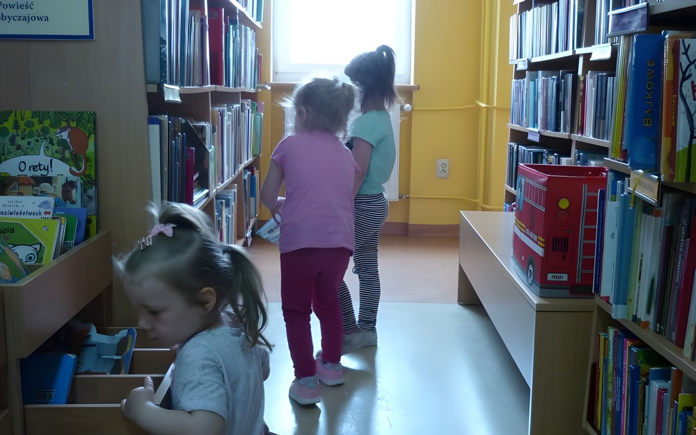 Dzieci przeglądają BIBLIOTECZKĘ MALUCHA
