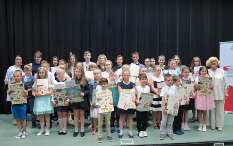 Wspólne zdjęcie uczestników finału 51. Turnieju Recytatorskiego „Ptaki, ptaszki i ptaszęta polne”