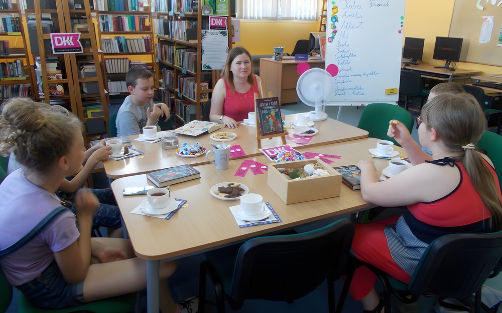 Dzieci dyskutują o książce