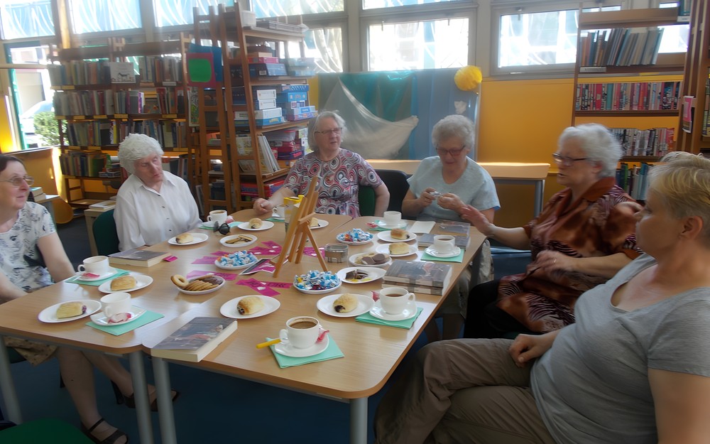 panie dyskutują o książce