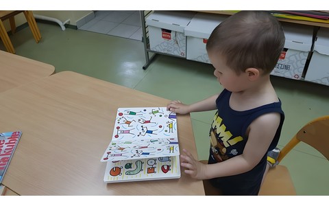 Chłopiec przeglądający książkę.