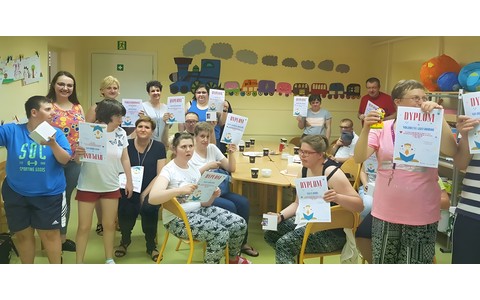 Uczestnicy spotkania z dyplomami.