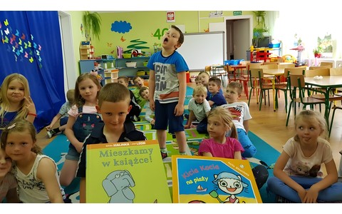 Pani Bibliotekarka głośno czyta książkę gurpie.