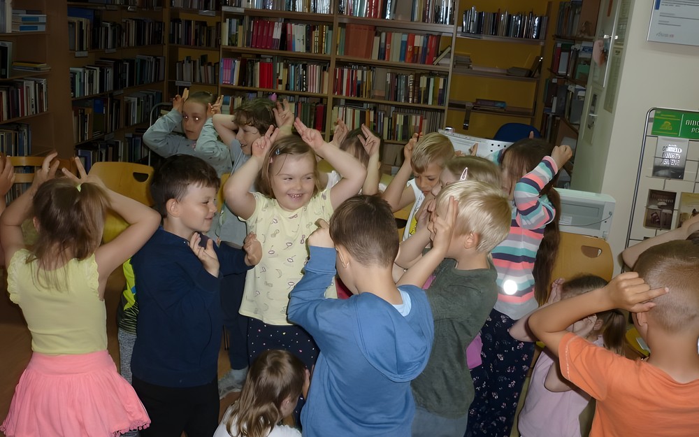 Dzieci naśladują rozbrykanego Koziołka Matołka